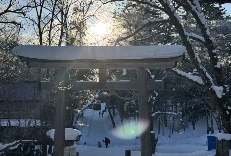 戸隠神社奥社大鳥居の真上を昇る朝日